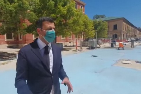 Il sopralluogo di Decaro in piazza Redentore