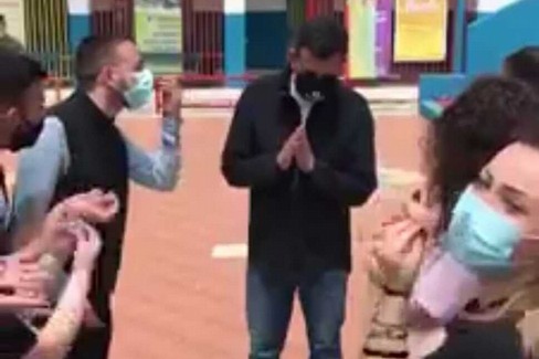 I giovani del Redentore scherzano con Decaro: «Tu c sta a fash do?»