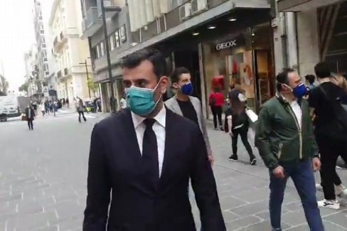 Saracinesche alzate in via Sparano