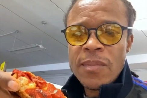 Edgar Davids a Bari, il  "pitbull " mangia focaccia e latticini