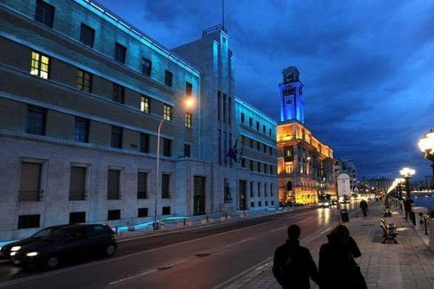 La torre della città metropolitana illuminata di blu