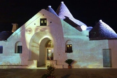 Un trullo illuminato con la Gioconda