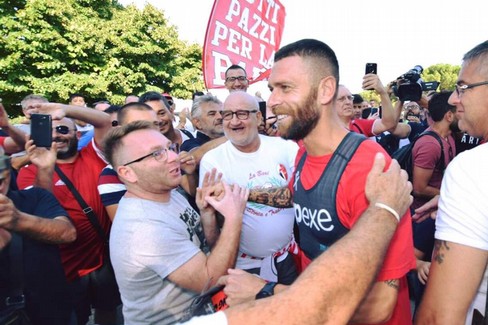 SSC Bari, bagno di folla per calciatori e staff all'antistadio
