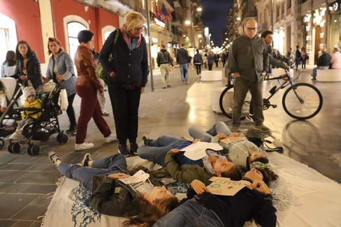 Il Die-In di Fridays for Future in via Sparano