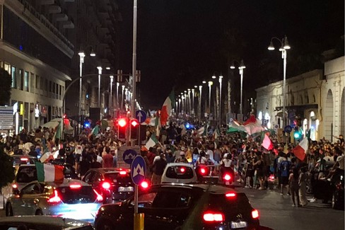 Bari, i festeggiamenti in centro per la vittoria degli europei