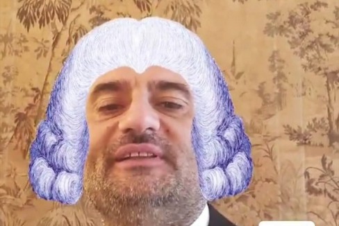 Decaro lancia l'effetto Piccinni su Instagram