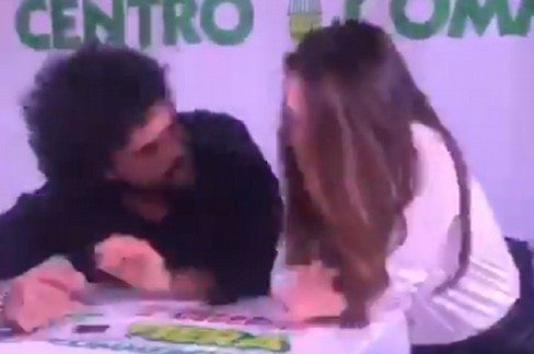 Francesco Renga impegnato nel firmacopie a Bari