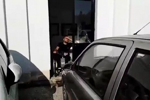 Giuseppe, disabile, bloccato in stazione dall'inciviltà