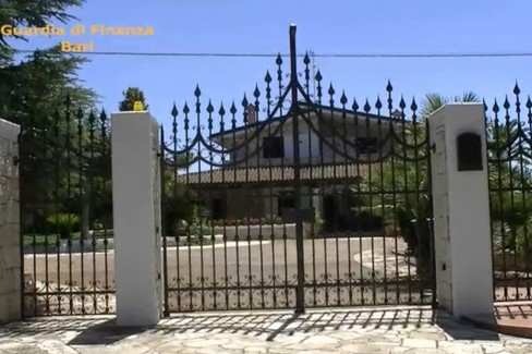 Il sequestro della guardia di finanza ad un imprenditore pluripregiudicato a Bari