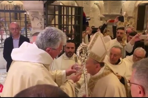 Il prelievo della sacra manna di San Nicola
