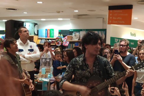Gli Zen Circus cantano Catene in mezzo al pubblico