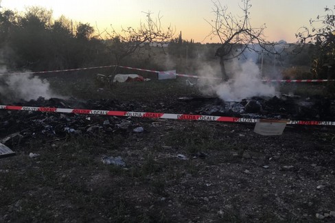 I due baresi beccati a bruciare rifiuti a Santa Rita