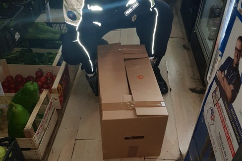 L'interno del minimarket nel video della polizia locale di Bari