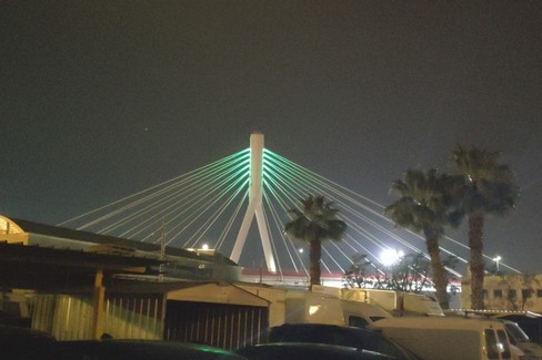 Bianco, rosso e verde illuminano il ponte Adriatico a Bari
