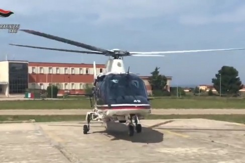 I controlli dei carabinieri a Bari con l'elicottero