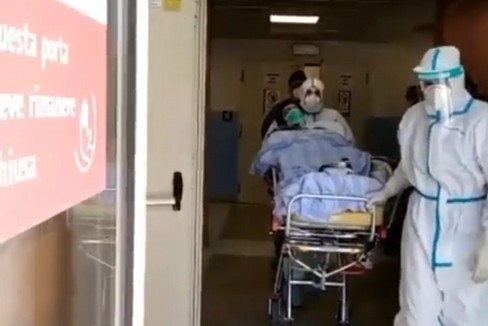 Bari, dimesso dopo 33 giorni con il polmone artificiale, l'applauso a Giuseppe