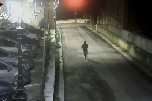 L'operazione dei carabinieri contro i furti di armi della polizia locale a Bari