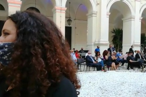 La cerimonia di consegna dei diplomi ai laureati in lockdown a Bari