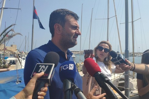 Il sindaco Decaro presenta il Seabin installato a Bari
