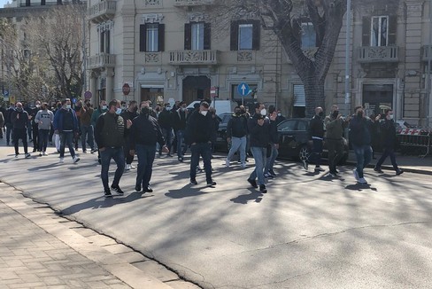 La manifestazione sul lungomare di Bari