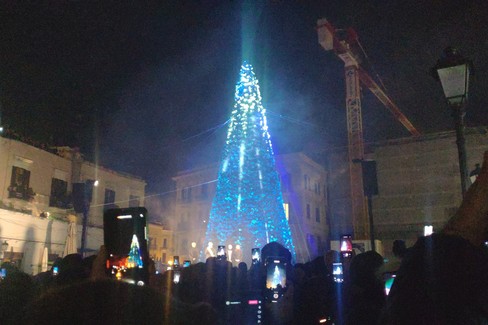 L'accensione dell'albero in piazza Ferrarese