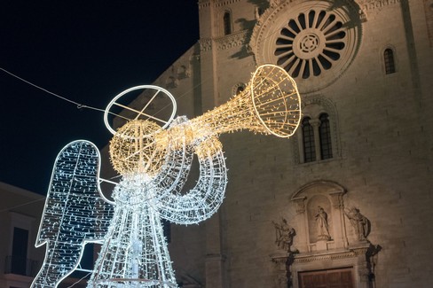 L'angelo di Maldarizzi illumina piazza dell'Odegitria