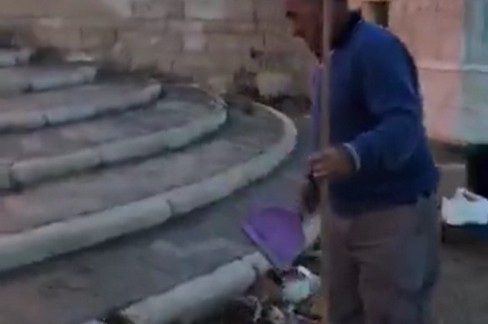 Pescatori puliscono il molo Sant'Antonio