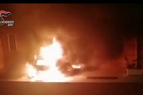 Donna salvata dai carabinieri durante un incendio