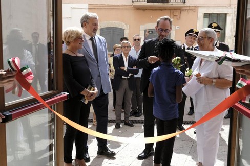 Emiliano all'inaugurazione della biblioteca a Sannicandro