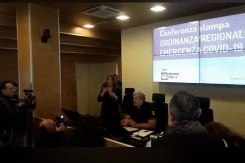 La conferenza stampa di Emiliano