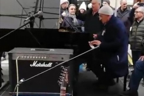 La maratona dell'onorevole Sisto al piano in via Argiro