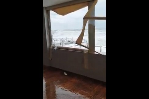 I danni della mareggiata al ristorante Le Terrazze del Santa Lucia a Bari