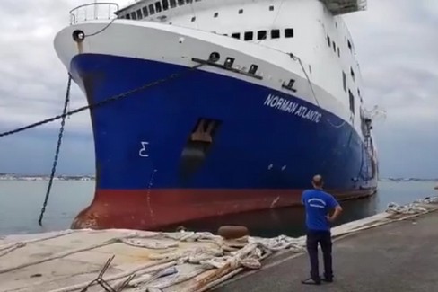 Il Norman Atlantic lascia il porto di Bari