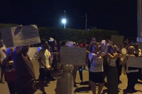 Alcuni contestatori cantano  "Bella Ciao " contro Salvini