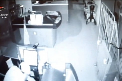 Il furto in via Melo a Bari