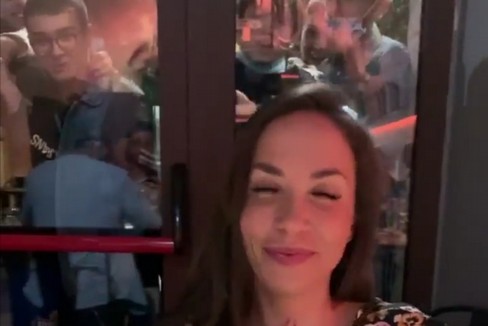 Maxi assembramento a Turi per salutare Malena  "la pugliese "