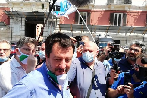 Salvini incontra i metalmeccanici in piazza Prefettura a Bari