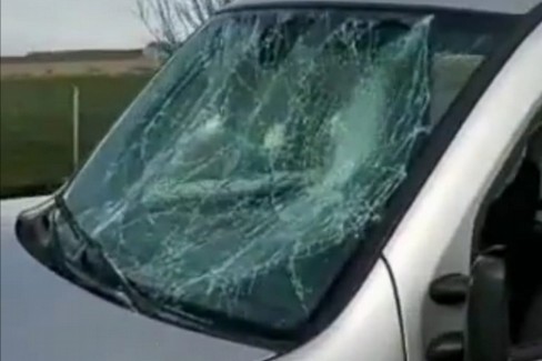 Le auto distrutte dopo gli scontri fra ultras di Bari e Lecce