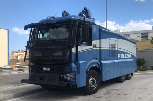 I mezzi della polizia per sanificare le strade