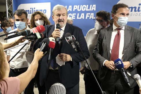 Regionali, Emiliano: «Dispiace che i 5 stelle mi abbiano paragonato a Fitto»