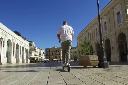 Bari, il video della Polizia locale che illustra le regole per girare in monopattino