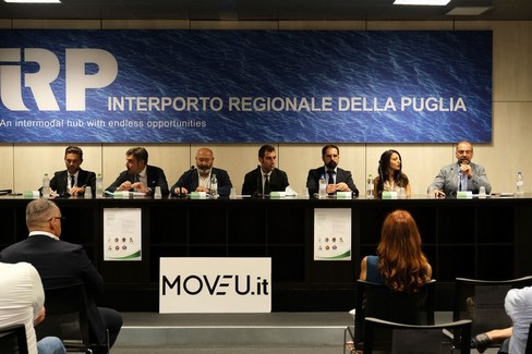 La piattaforma made in Puglia di noleggio con conducente: "MoveU "
