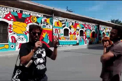 Elìas Taño spiega il murales all'ex caserma Rossani