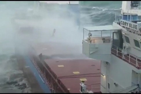 Mercantile incagliato sugli scogli in Sardegna, salvato marinaio di Bari