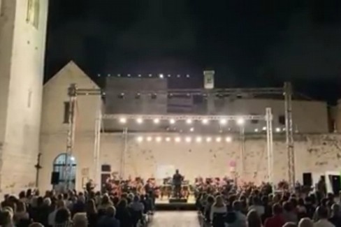 L'orchestra del Petruzzelli suona sul sagrato della basilica di San Nicola