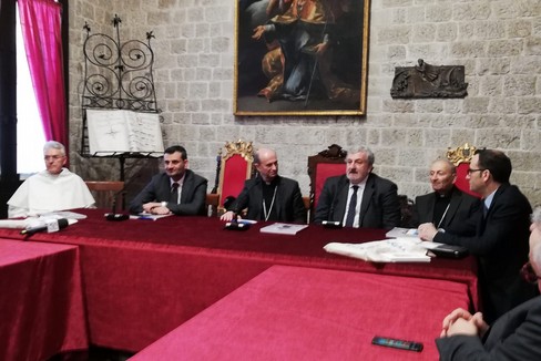 Le autorità civili e religiose si preparano alla visita del papa
