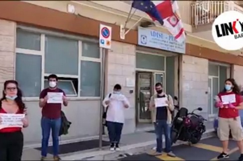 La protesta di Link sotto la sede di Adisu Puglia