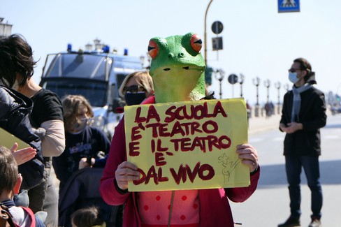 Scuola, sanità e spettacolo: sit in di protesta davanti alla Regione Puglia