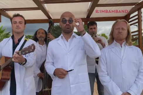 Nuova parodia per la Rimbamband, nell'occhio della satira finiscono i pareri degli scienziati