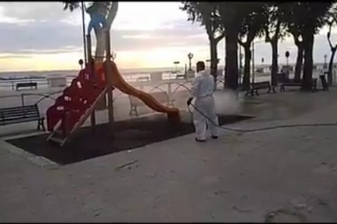 Sanificazione delle giostrine a Bari